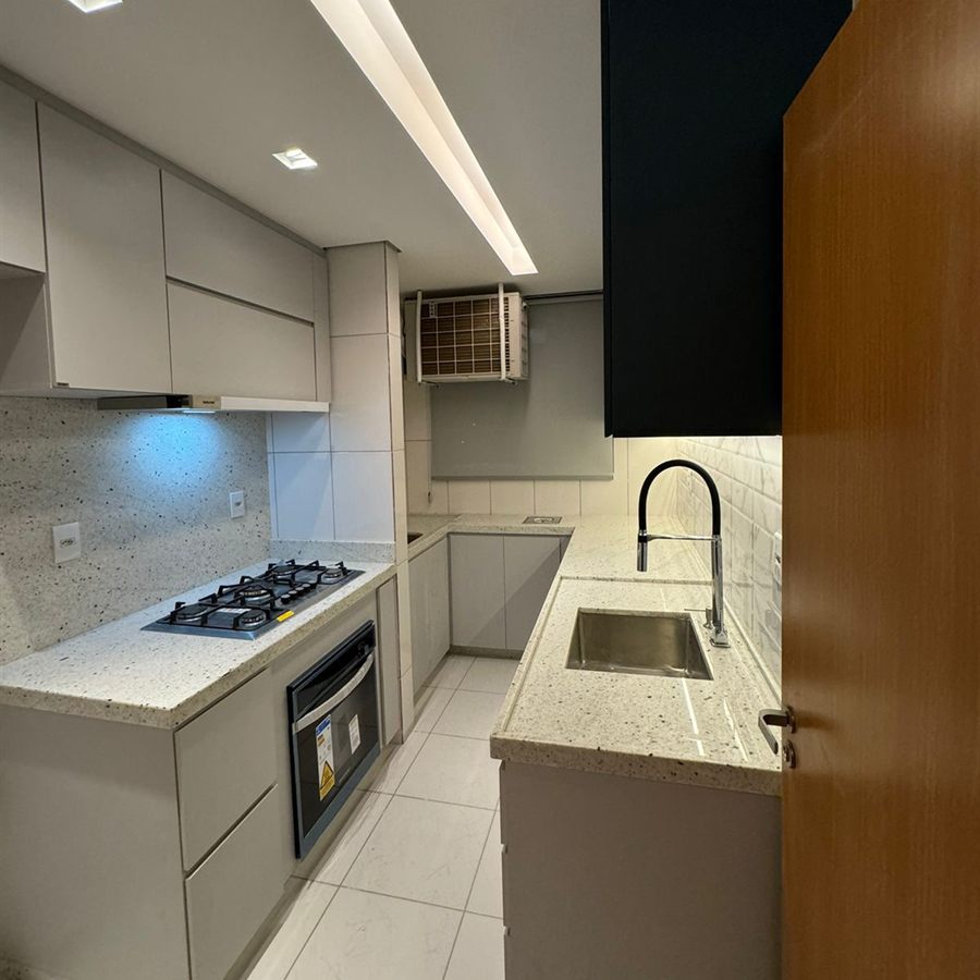 Cozinha com marcenaria planejada e iluminação linear embutida