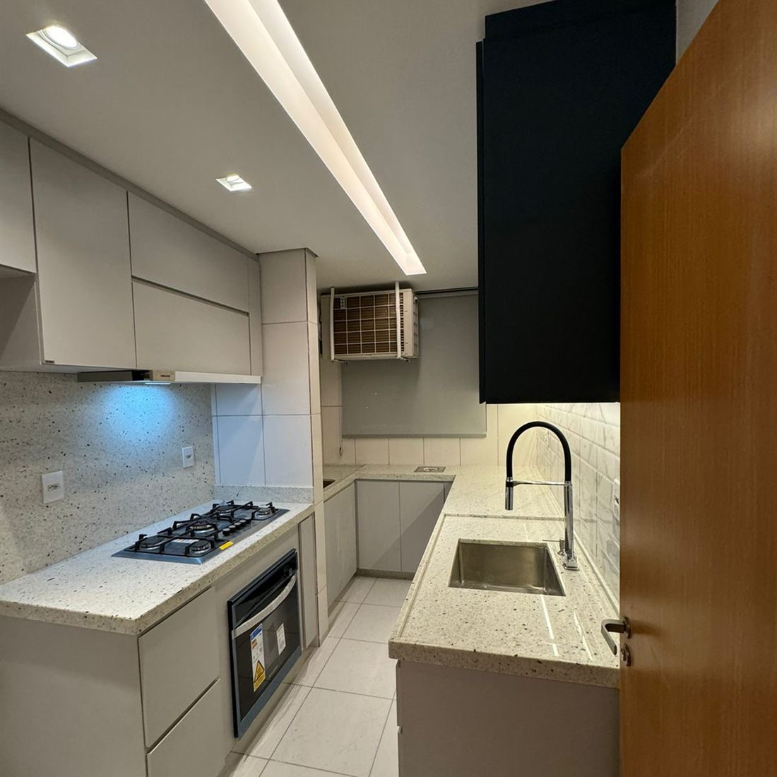 Cozinha reformada pela Imperial Reformas BH, com marcenaria planejada e iluminação embutida